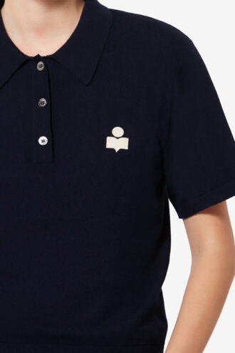 Althea Polo i bomulls- och ullblandning med logotyp Althea Polo i bomulls- och ullblandning med logotyp