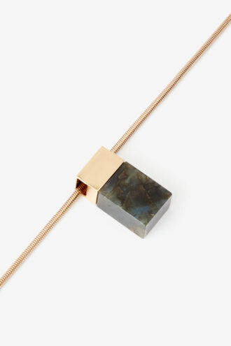 Avery långt halsband med stenhänge