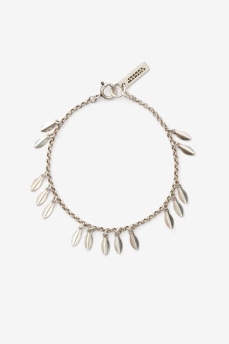 Metallarmband med glänsande blad och hängen