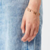 Metallarmband med glänsande blad och hängen