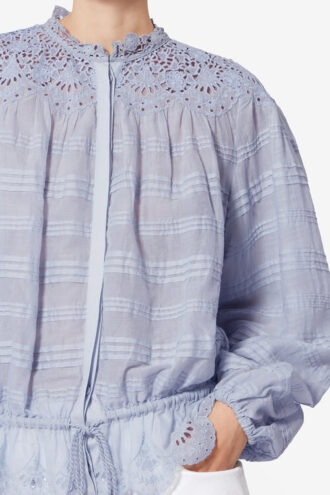 Polly Blus i bomull och blommig spets