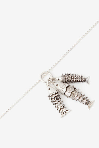 River halsband med fiskformade hängen
