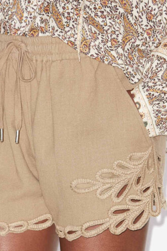 Safa korta shorts med broderi