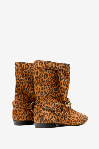 Stania tryckta boots i mocka med platt klack Stania tryckta boots i mocka med platt klack
