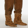 Stania tryckta boots i mocka med platt klack Stania tryckta boots i mocka med platt klack
